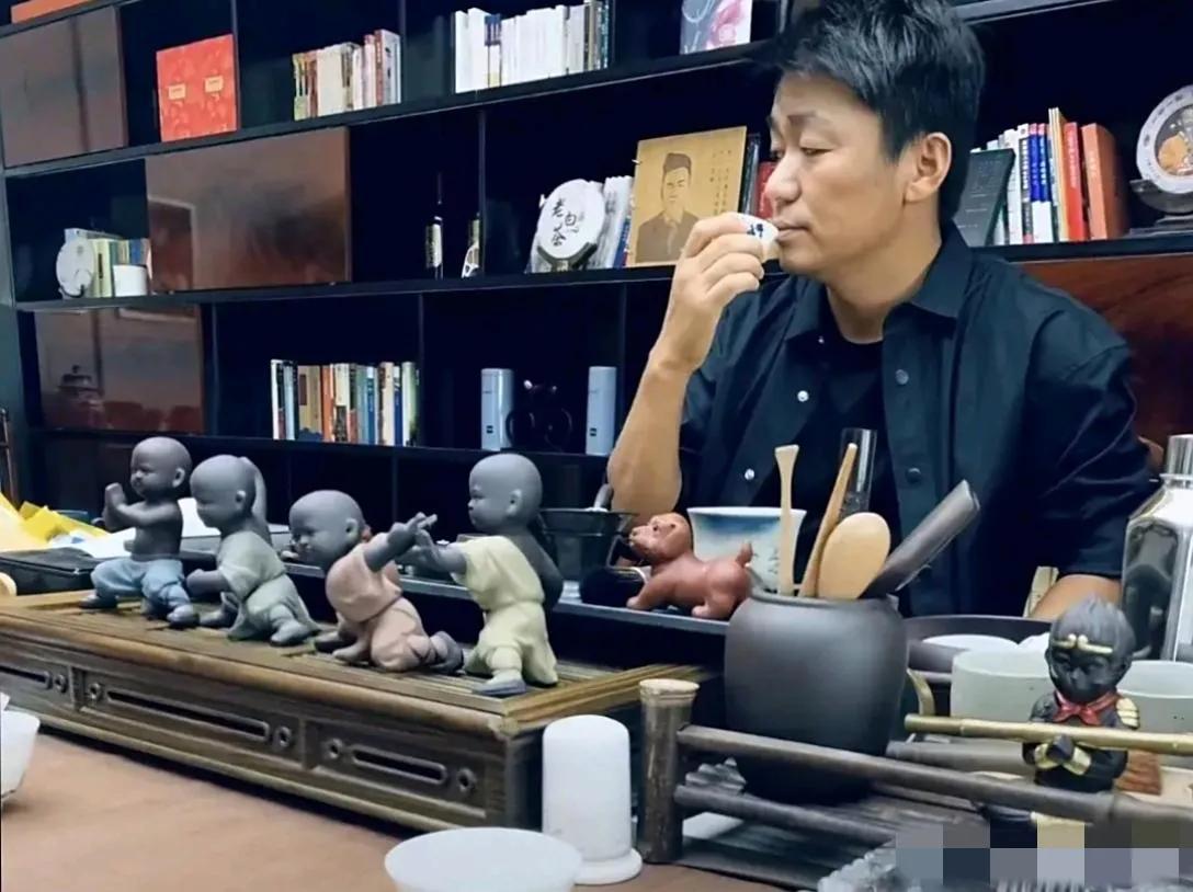 哇塞，王宝强好有品位呀，办公室布置得竟然这么雅致：书香弥漫，茶香四溢，小物件精美