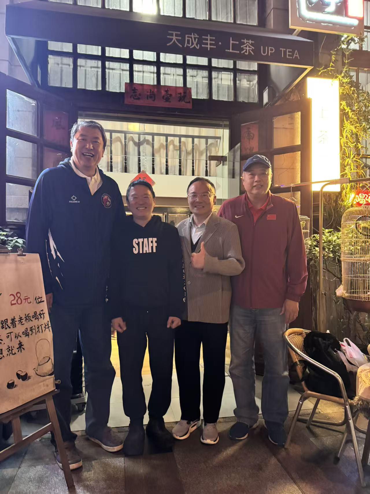 昨天两位前中国男篮国手在彤记大饭店隔壁的“天成丰.上茶”用餐，吃我做的砂锅菜，完