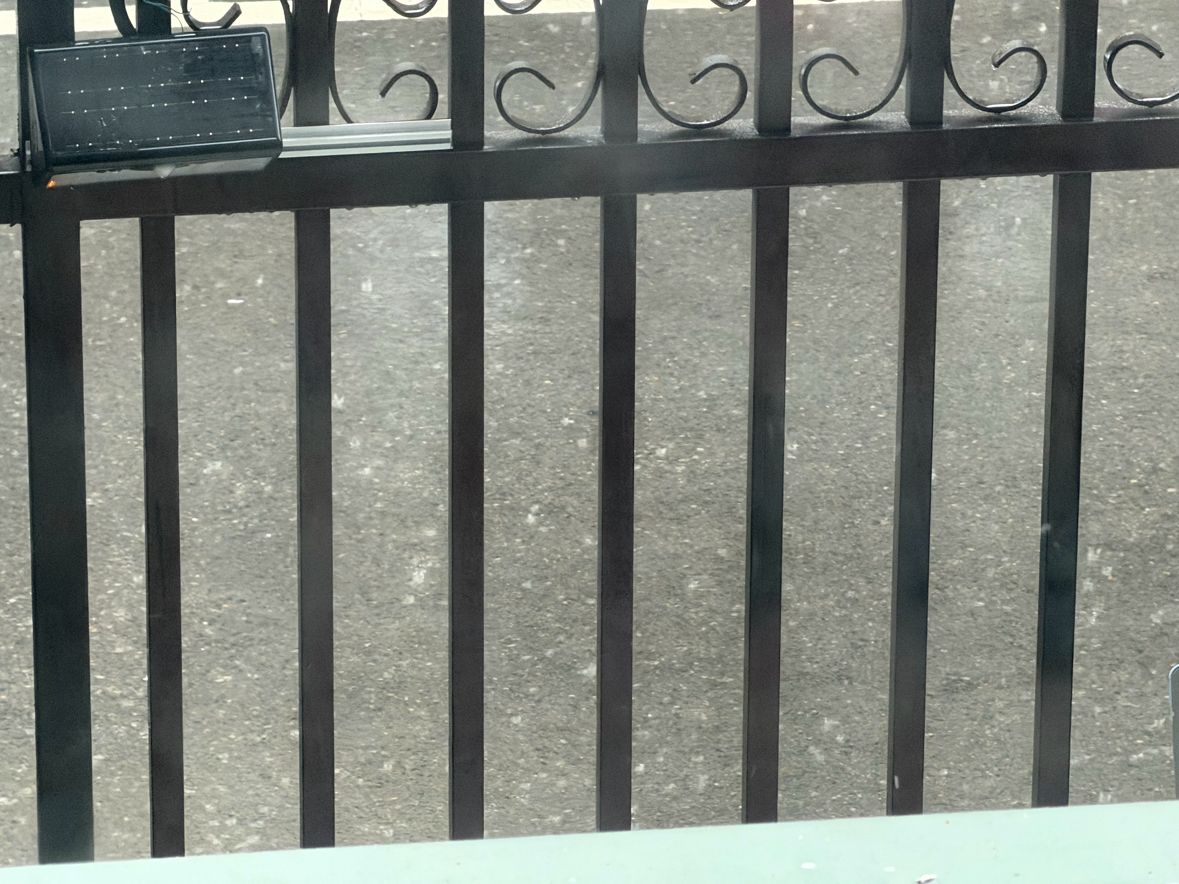 沿海地区的粉丝们，大家注意台风恶劣天气提前做好应对准备。邳州也有很大的雨，下了一
