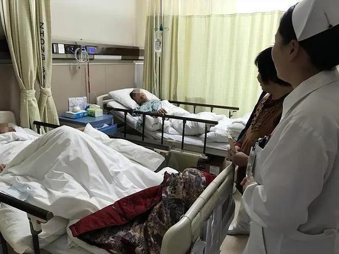 “比电视剧都狗血！”广西南宁，男子从医院拉回母亲的遗体，大办了丧事，棺材刚刚下葬