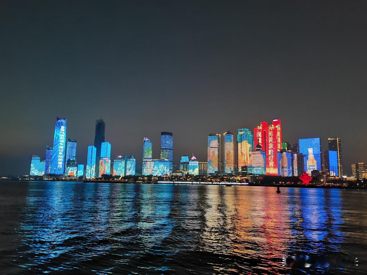 这不是香港维多利亚港，这是青岛浮山湾夜景，青岛最美海滨天际线，也很震撼。