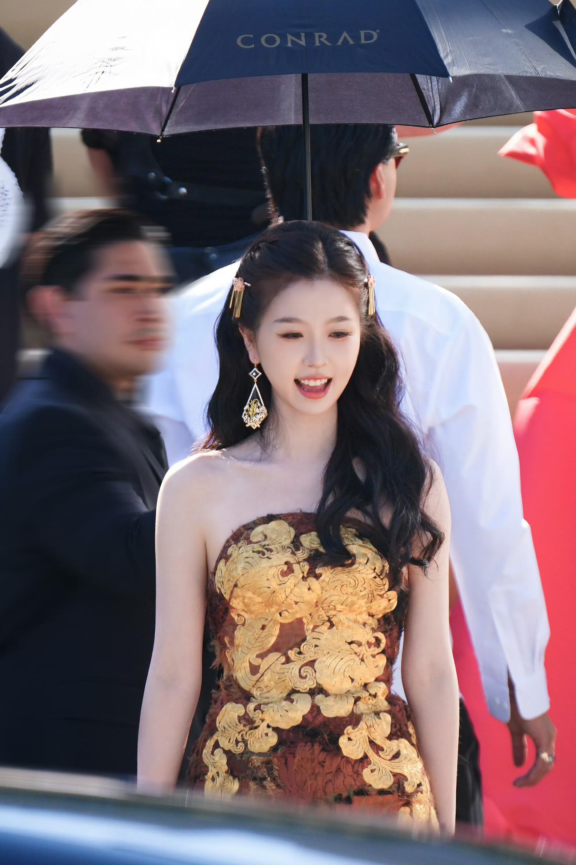. 虞书欣官方单独重点介绍的华人艺人虞书欣单人红毯画面 首个被Gold Hous