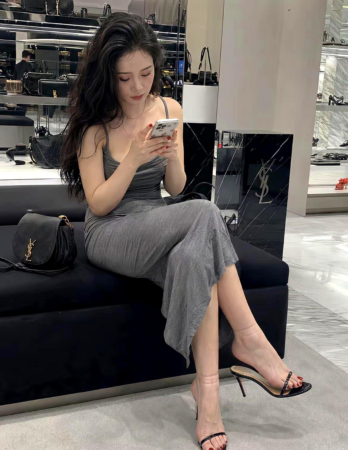 最近刷到这种说法，真有点荒唐：有人居然把“女人脚大不大”，和离婚率高不高扯到一块