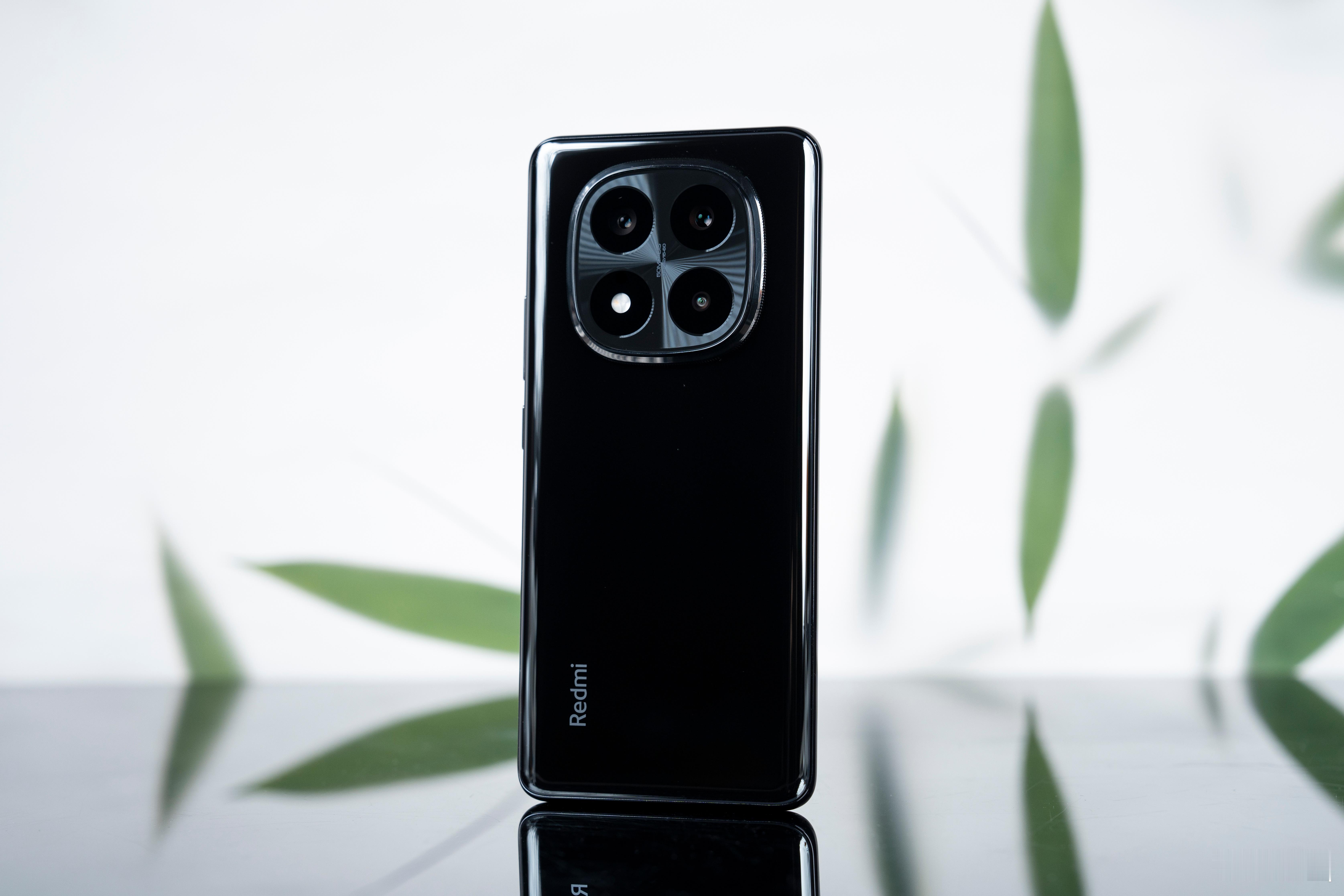 昨晚刚发布的Redmi Note 14 Pro+，来波新鲜的上手体验。外观方面，