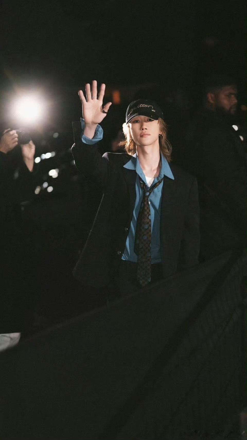 基于徐明浩巴黎LV大秀的高光表现，我将围绕“松弛感与时尚力的融合”核心，结合入场