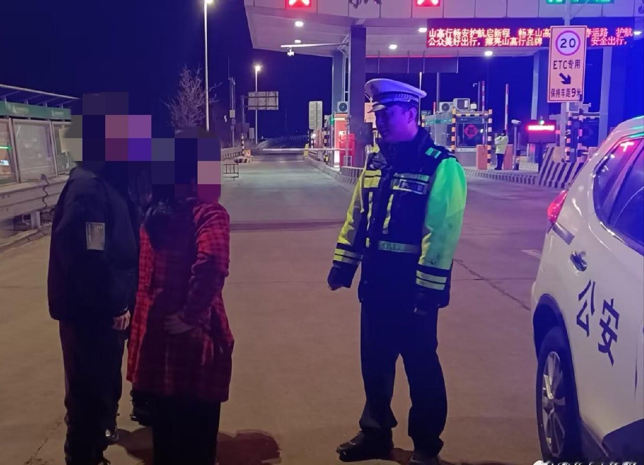 2月22日22时许，东营交警东吕高速大队民警巡逻至疏港高速42公里处时，发现一辆