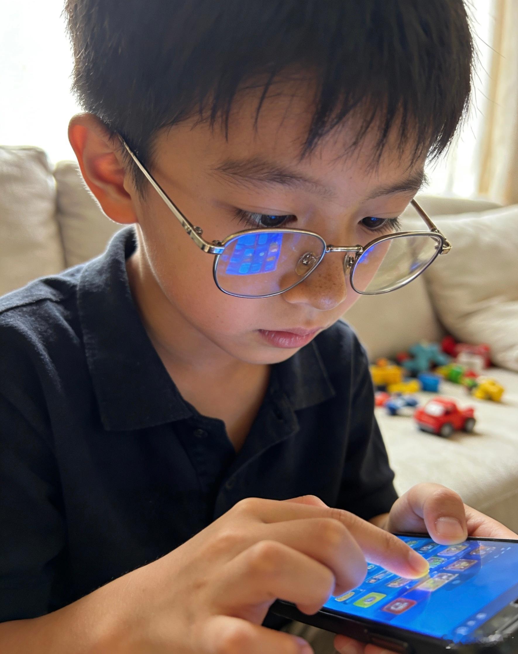 侄子每天看ipad的下场根据我的观察，好多小学生都戴眼镜，近视的很多，就是因为玩