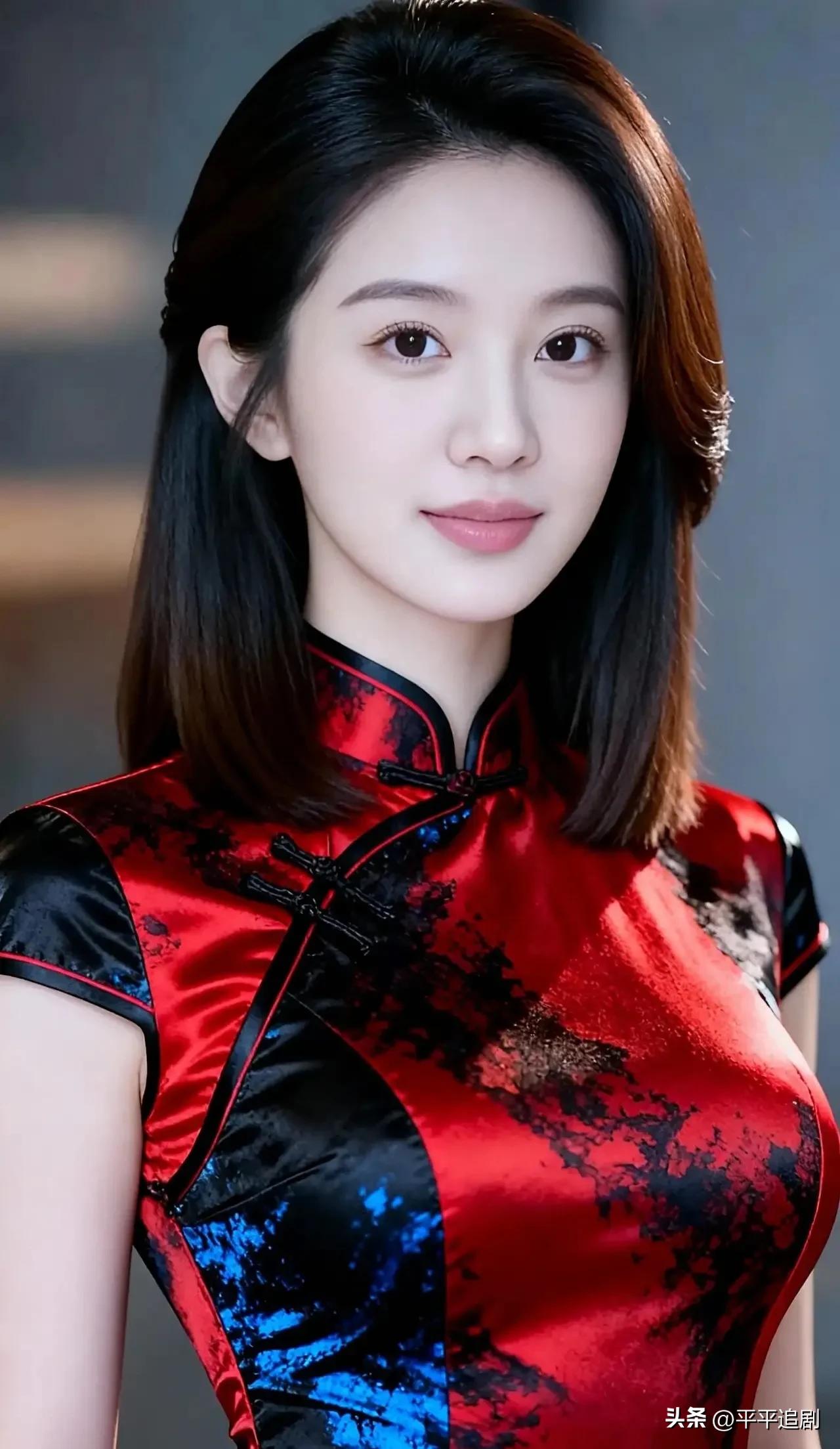 一袭旗袍染尽东方韵致，红与黑的碰撞里，盘扣锁住时光，缎面映着风华。眉眼间的温婉，