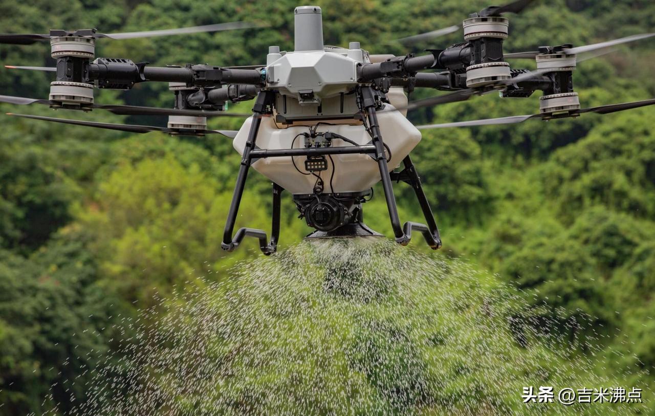 美国撤回无人机禁令，大疆还在地里喷药，这事儿没那么简单。
2026年1月9号，美