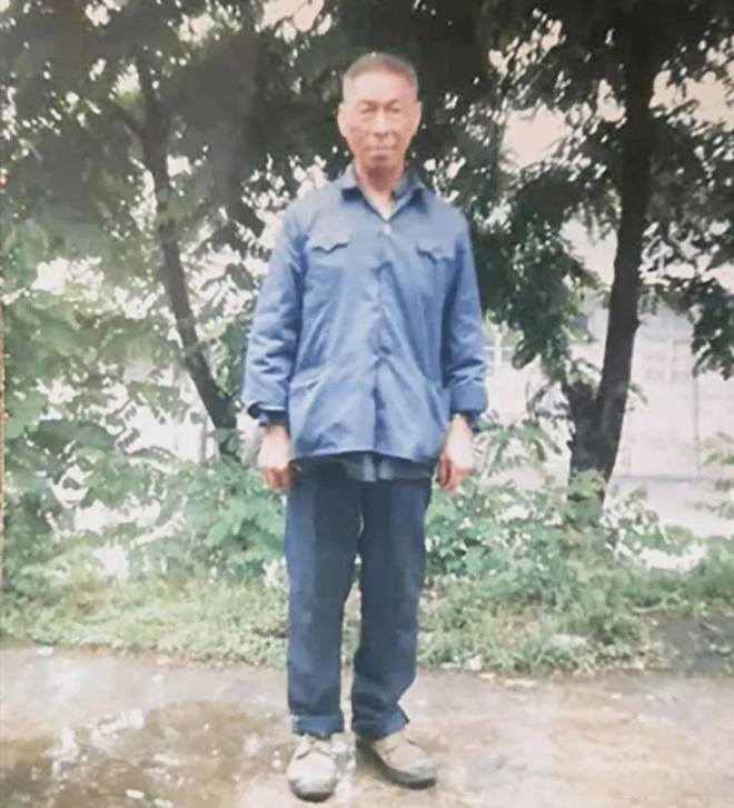 照片中，这位憨厚朴实的老农民，竟是一位神枪手，在上甘岭战役中，他曾用206发子弹