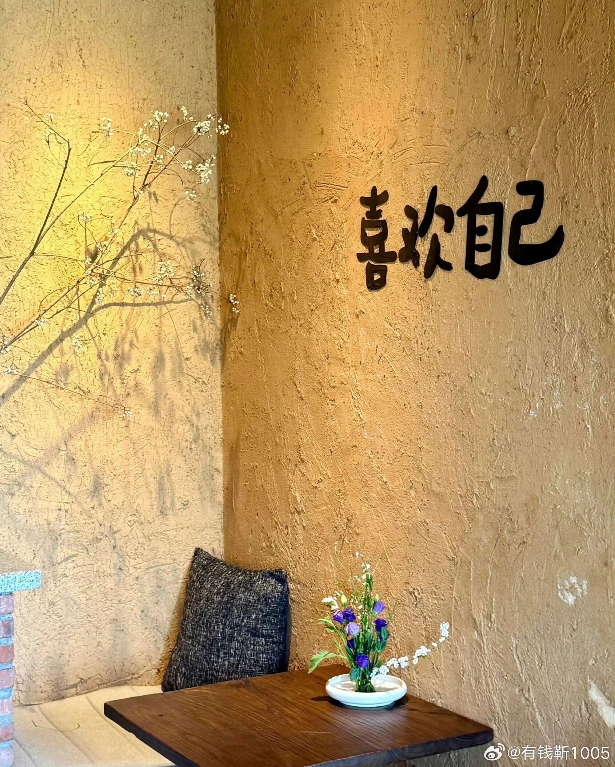 人不用逼着自己活在两个极端既不用绷到断弦也不用躺到荒芜能在日常里接住自己就是好的
