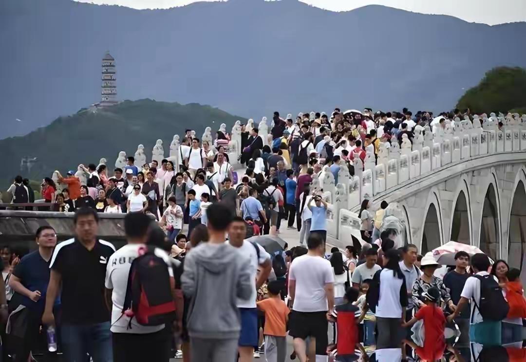 刚吃下51.79亿元反垄断罚单的携程，又曝出定制游价格乱象。郑州张女士花1960