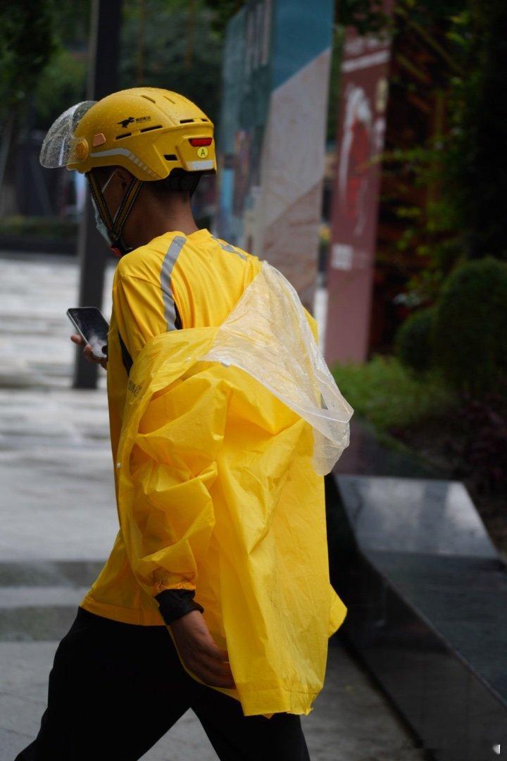 把雨衣穿出了风衣的既视感 ​​​