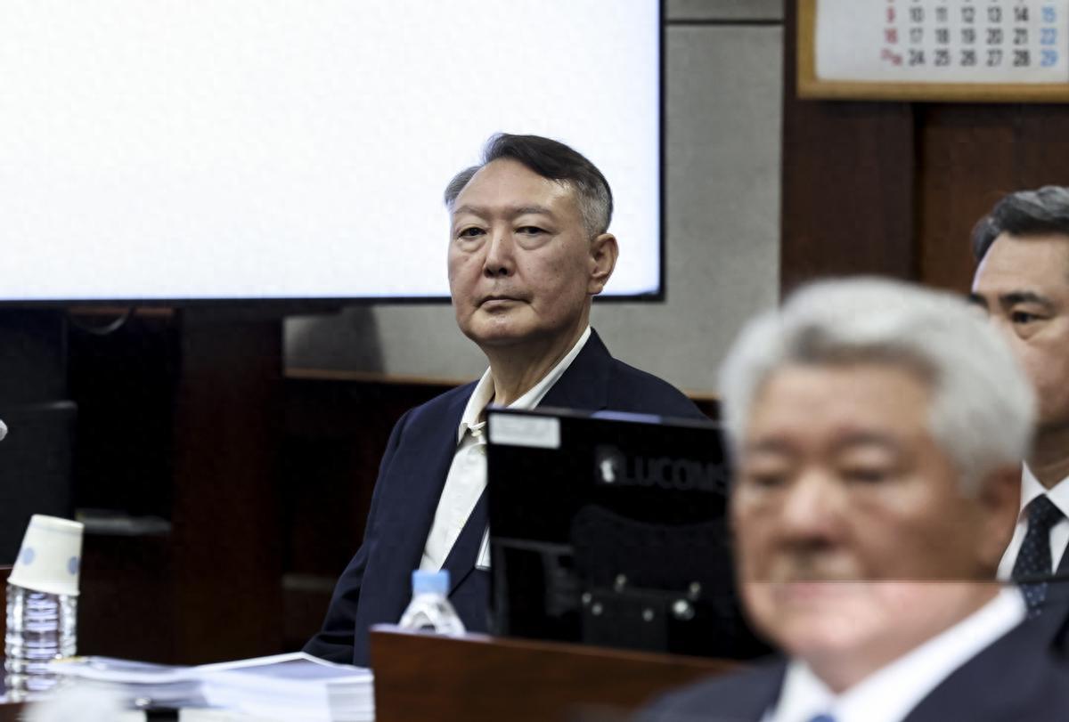 尹锡悦无人机入朝诱战被坐实，一审再判30年，加上此前无期徒刑，这辈子是别想出来了