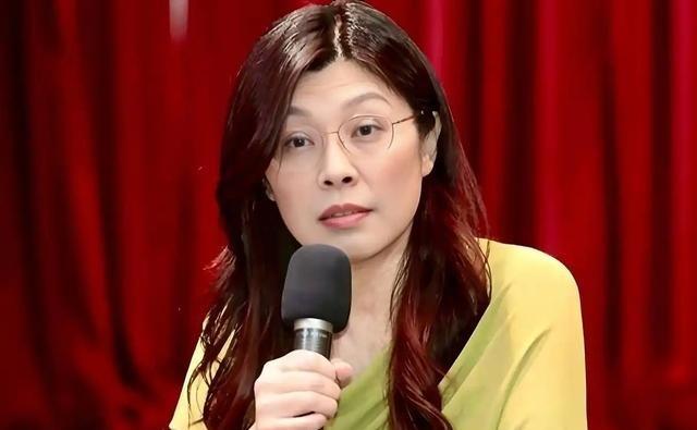 真是活见鬼了！带着大陆“十项新政”大礼包返台的郑丽文，民调居然跌到谷底仅剩23.