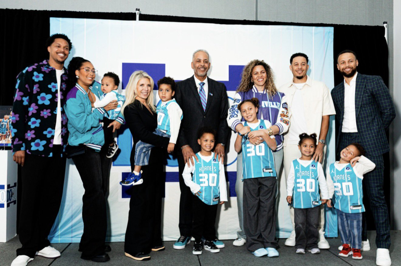 黄蜂退役戴尔库里球衣  黄蜂退役了库里父亲的球衣，一家人重聚在夏洛特！库里也发文