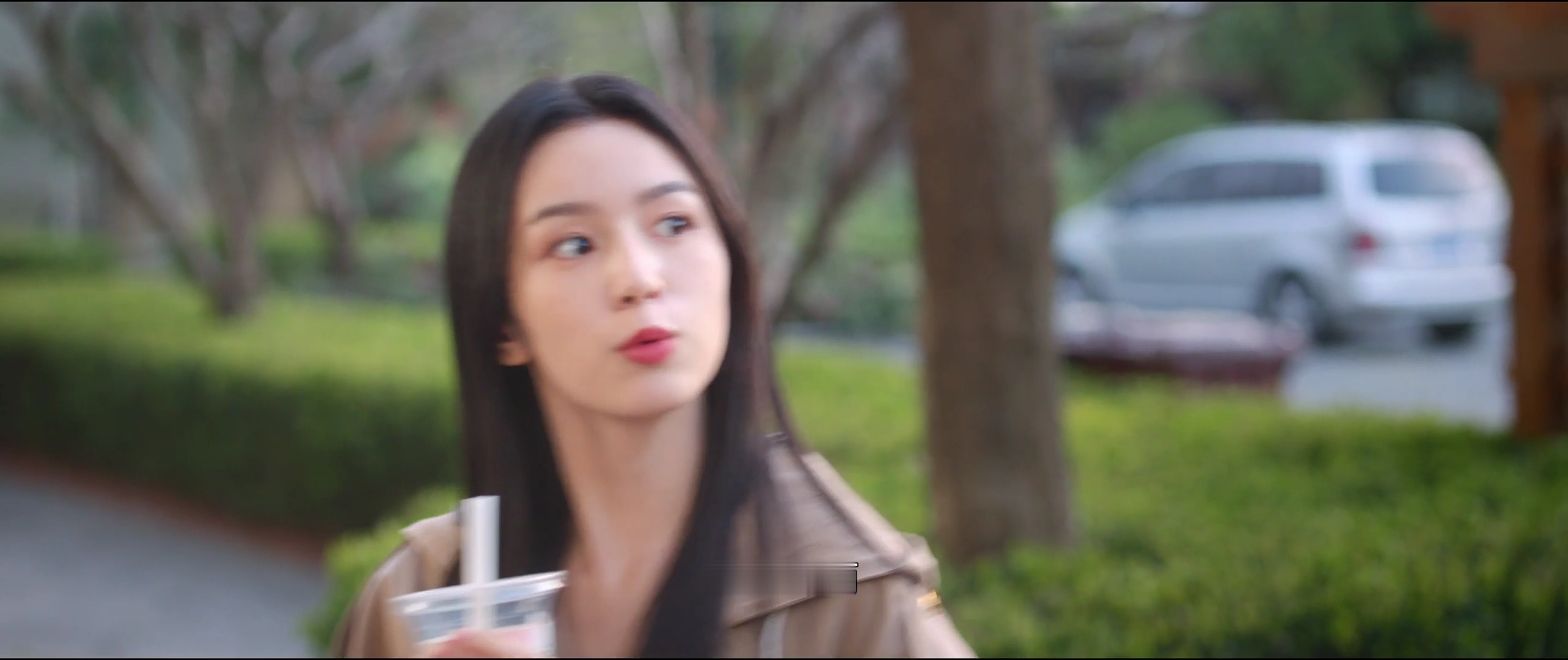 #第一次见导盲犬系男友#快递箱掉了之后岳千灵就在旁边美美的开始喝奶茶，一个喊着导