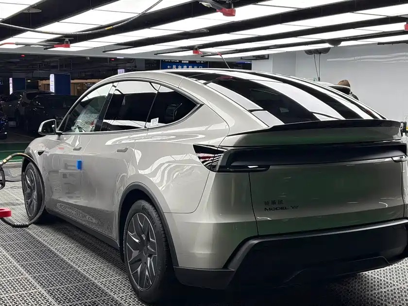 特斯拉Model Y，新能源SUV销量常客，在我看来，它出圈靠的是三电、智驾底子
