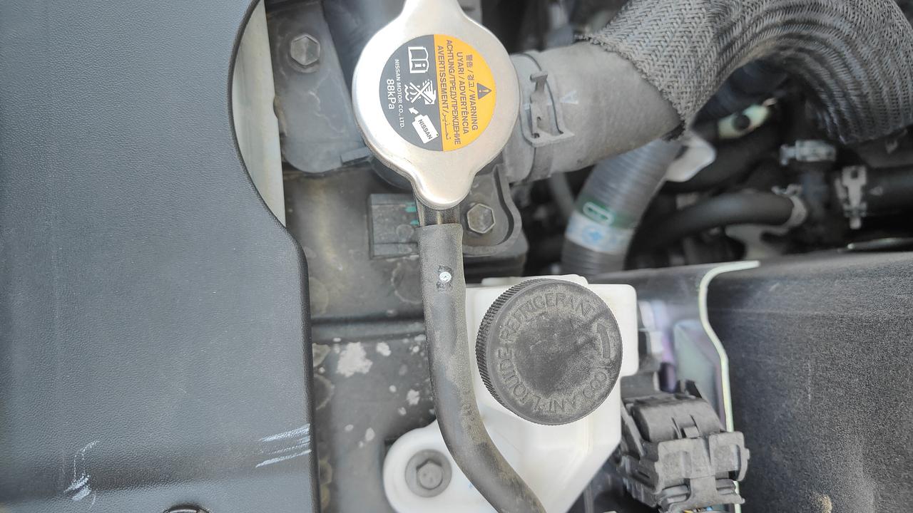 轩逸经典这两个壶是加防冻液的
加防冻液的时候
一定要加在黑色盖子里面
黑色盖子是