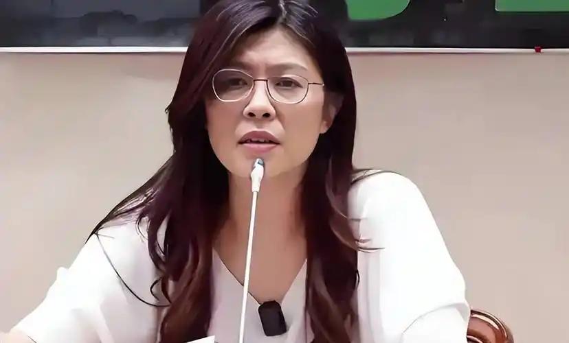 郑丽文现在估计挺后悔的，后悔什么？她后悔的不是加入国民党，也不是竞选主席时缴纳的