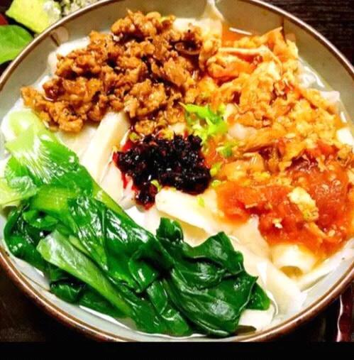 素面汤浓鲜，青菜添香美。山西人吃饭，只要一碗面就能解决问题。
