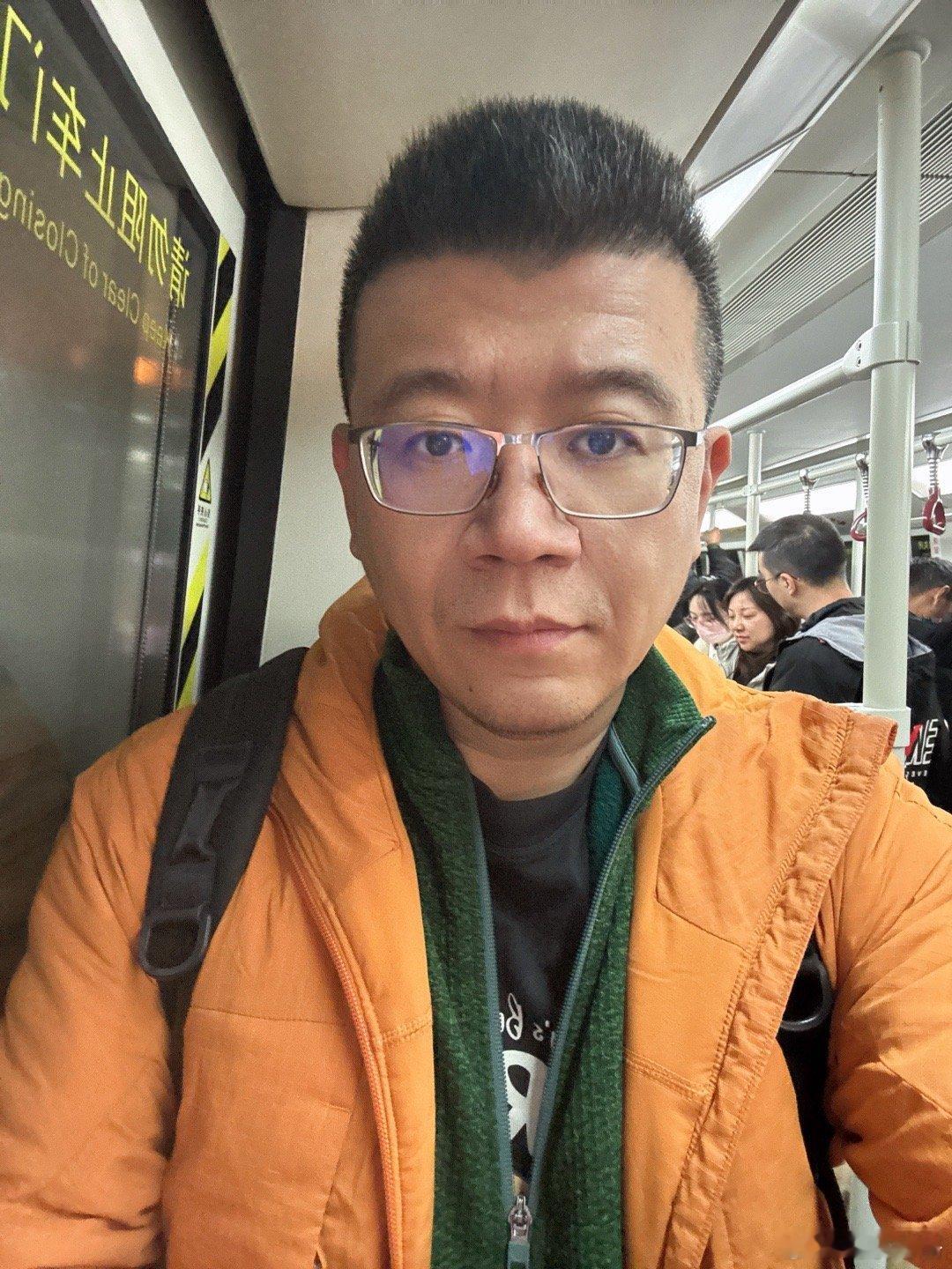 广州地铁人挺多，安检也没传说的那么严格啊  