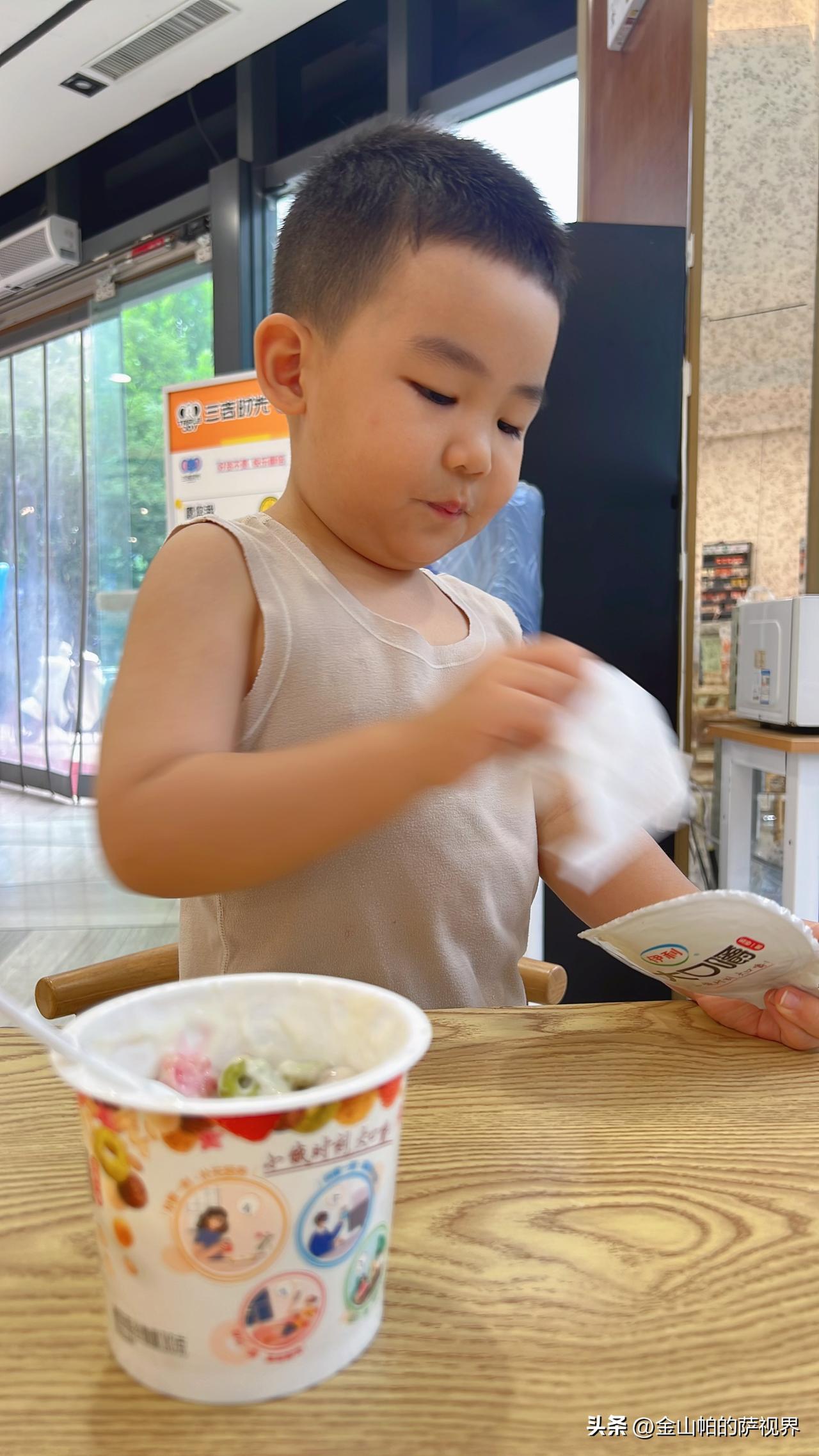 刘震云：人都是以自我为中心。人在中心，听到的声音、得到的感觉，会比实际显得大，把