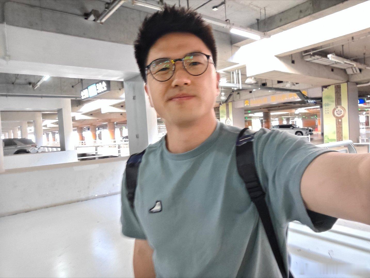 机这儿怎么这么多二把刀司机啊？？？要不就强行并线，要不就跟车巨近大早上的[打脸]