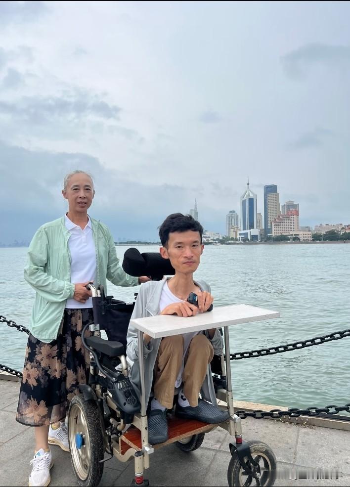 这位妈妈真的不容易，祝你越来越好，祝你妈妈健康长寿。