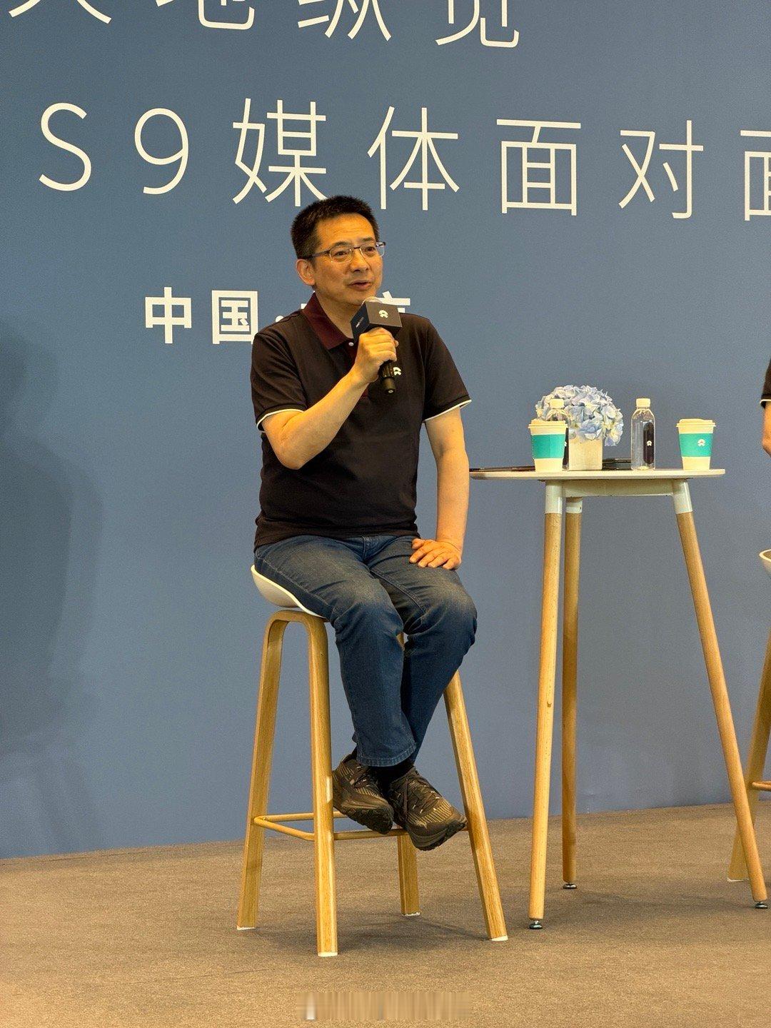 小细节，昨晚蔚来ES9发布会现场，蔚来道服专员又给来参加活动的车辆做了胎压和前挡