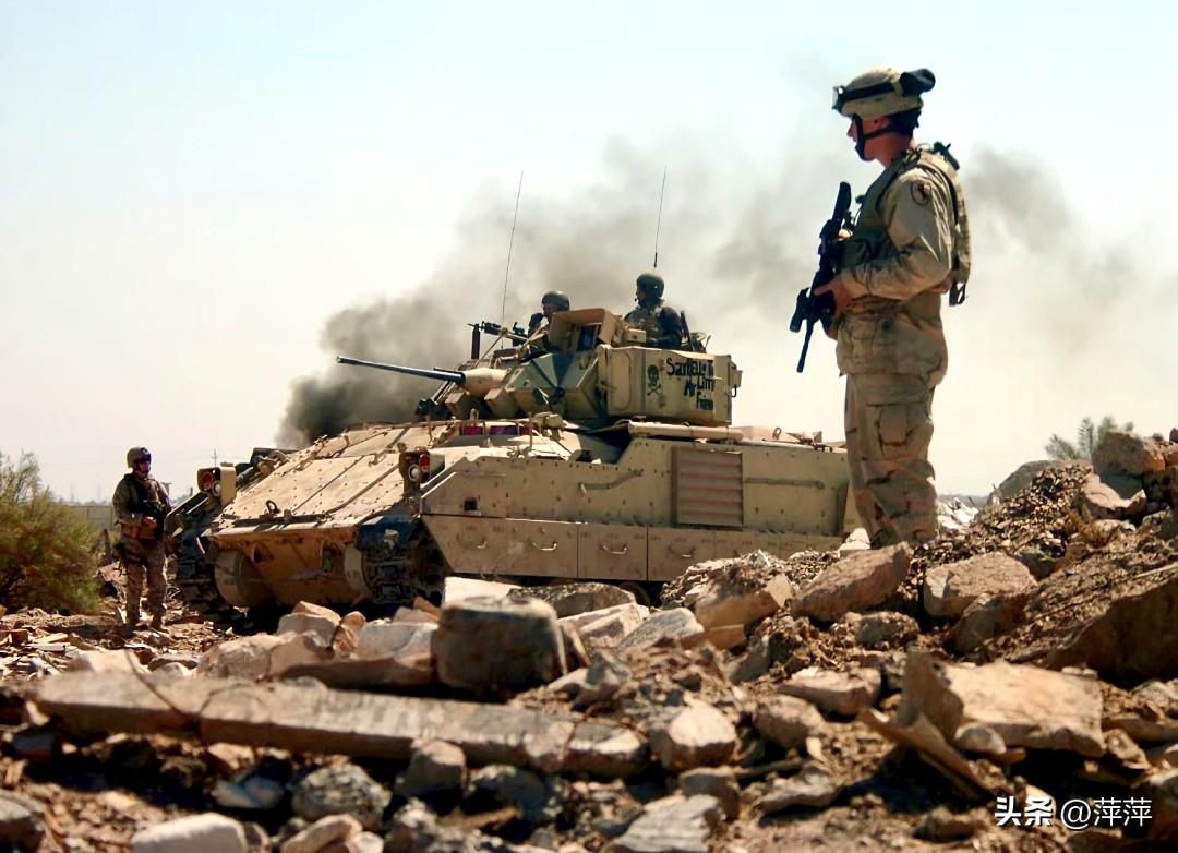 美军M2“布雷德利”步兵战车，M1艾布拉姆斯的忠实搭档。
1981年量产服役，海