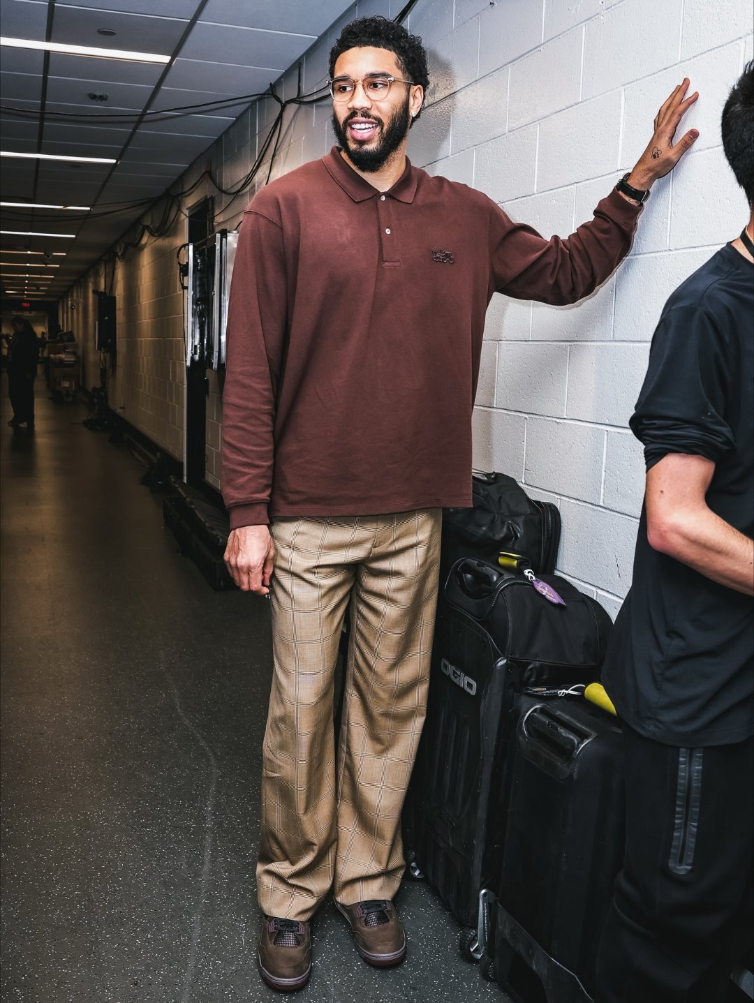 凯尔特人图库 比赛场边一位有点小帅的观众！这赛季，塔图姆的穿搭亮到你了吗？凯尔特