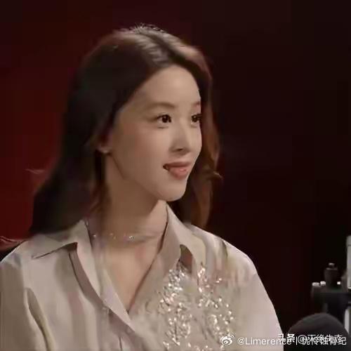 章泽天采访争议首露面，现身顶级名媛红毯, 绿色吊带裙显成熟风情 ​​​