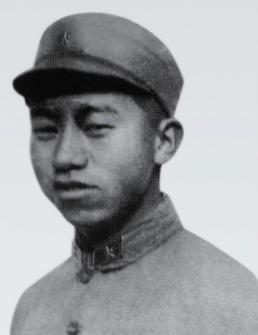 1943年，女干部护送男科长赴延安，却见这人腰缠20斤黄金走2000里路，怀疑他