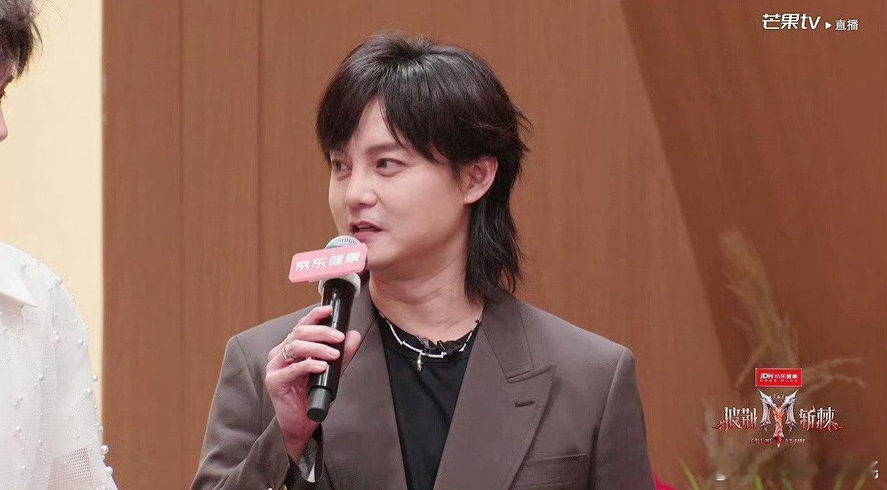 尹正衣服里有彩蛋 尹正这波即兴的可爱画面真的把直播的随机魅力展现得淋漓尽致，毫无