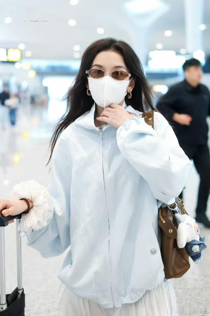 宋祖儿给站姐送一周年礼物，好暖的宋祖儿，贴贴！