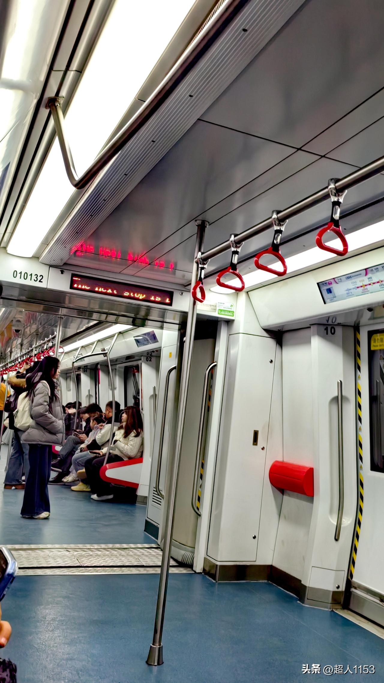 又是美好的一天
坐着地铁去出行

周末了阳光明媚
去放松一下身心