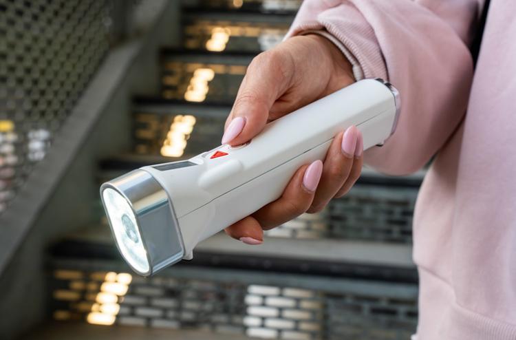 2000元智能手电筒亮相CES 除了可以高功率照明以外，还可以录制视频、高分贝警