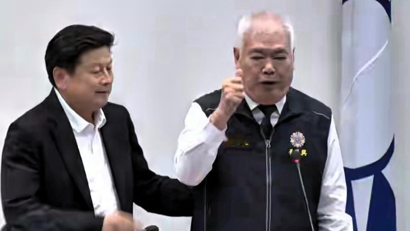军购案引爆蓝营内斗！季麟连中常会当场发飙，痛批绿营闹剧还直接喊话韩国瑜
 
近期