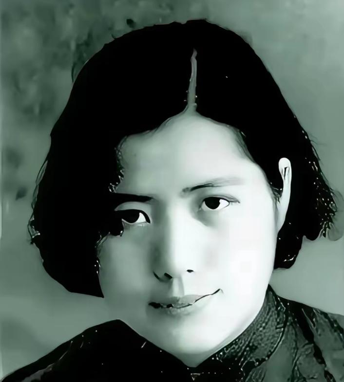 1942年，女战士黄君珏被日军围堵在山洞，为了逼出她，日军竟然想到了放火。谁知，
