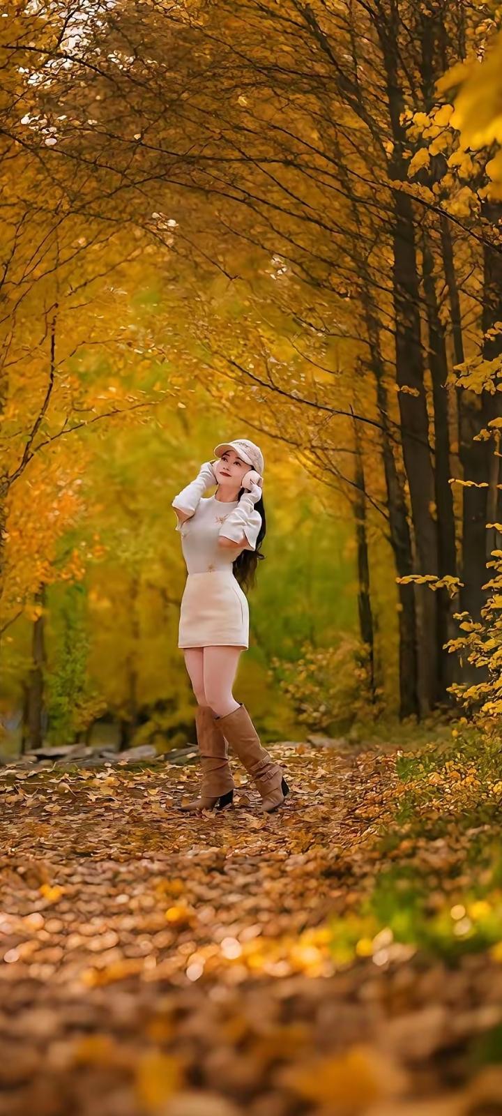 试对；

红尘如梦半生痴
紫陌犹风一场空

******

网图侵删