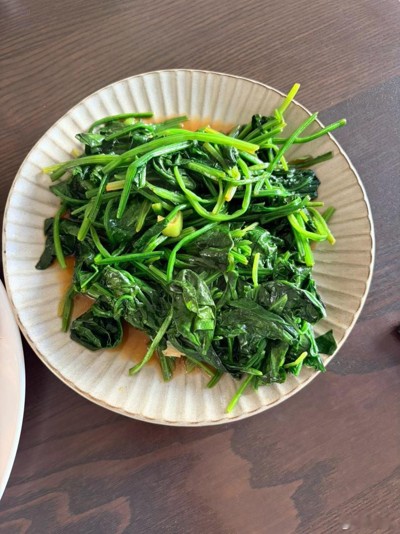 午饭&晚饭：油焖大虾、炒菠菜、炖鲫鱼、炒芦笋简单吃饭 ​​​