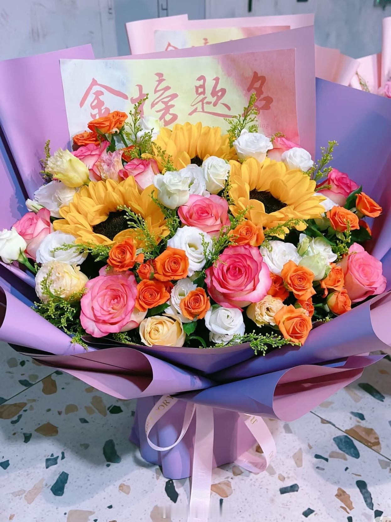 今天下午和我姐一起去接侄女高考回来。看着孩子们走出校园的那一刻，真的就像网上发的