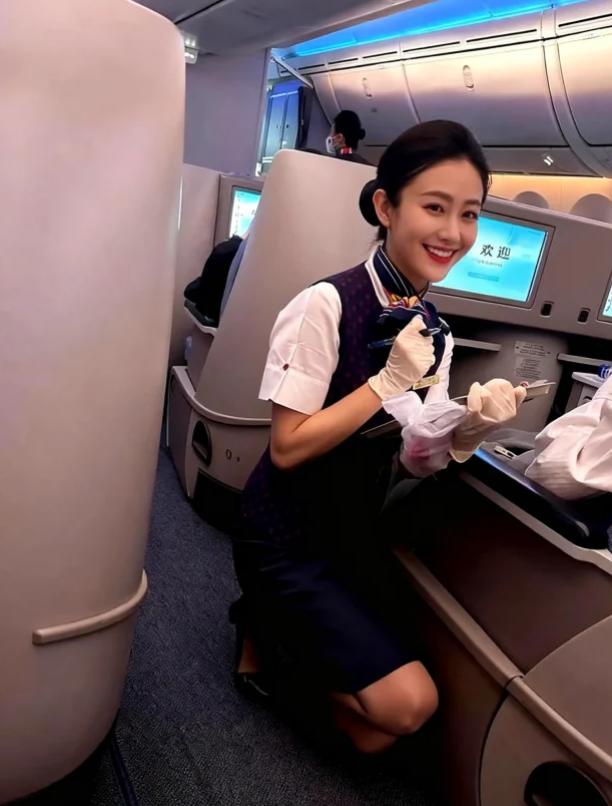 今天出差没买到经济舱，特别买了头等舱，别说服务还是真心不错，空姐的颜值也是嘎嘎漂