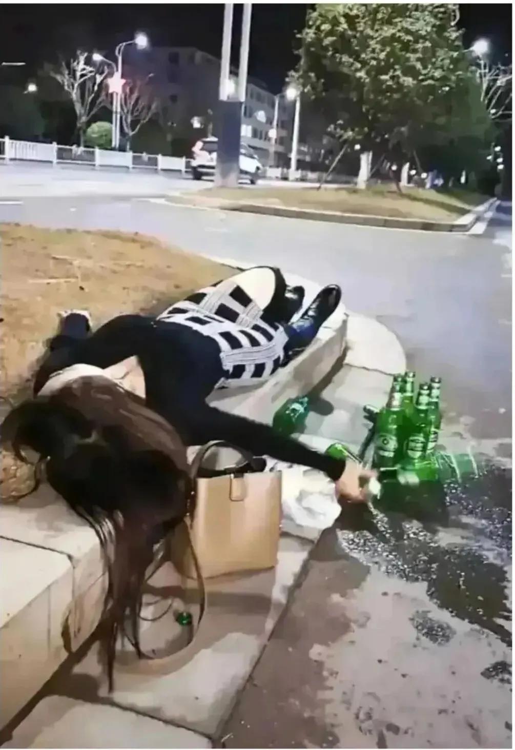 失业下岗离婚，一系列的倒霉事，所以女人买醉，想一醉方休，醉酒了就万事大吉了，其实
