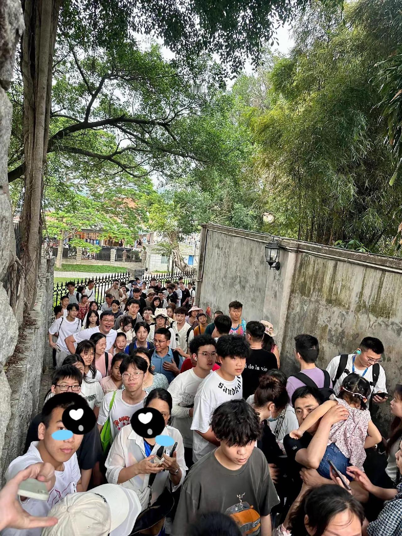 昨天，一位黑心、道德沦丧的福州条友在头条发了一张图片，说五一假期鼓浪屿的人呢？不