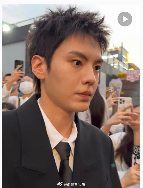 我还以为向佐瘦了，，，这是谁啊？ 