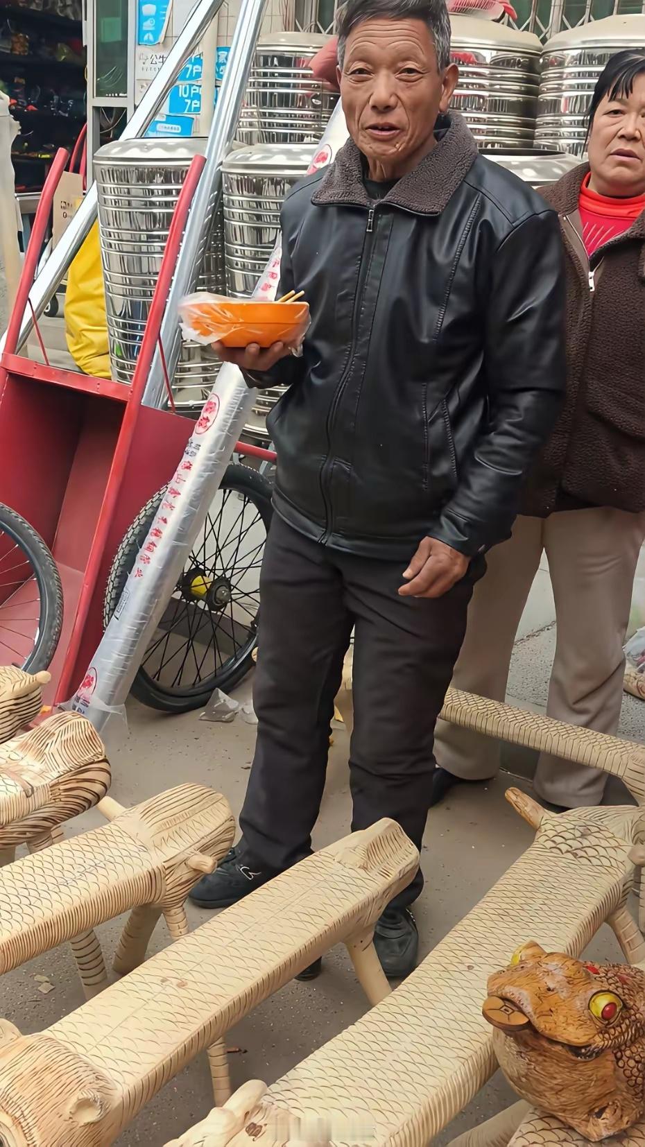 大爷手艺固然不错，放在一张木板登上又有些太小众啦。设计没有灵感不讨喜，与价格无关