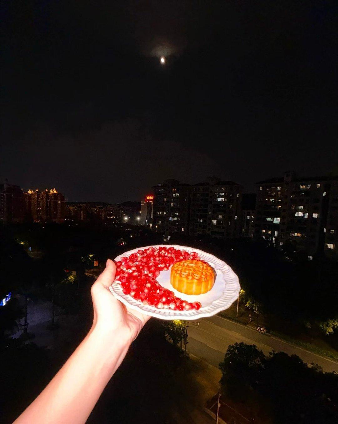 借十五的月亮，照生活闪亮！可惜今天我们这里没有月亮啊，一直在下雨，十五的月亮十六