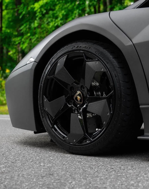 这台07款兰博基尼超跑，F-22 风格设计，内饰仪表盘几乎移植了战机仪表，被称之